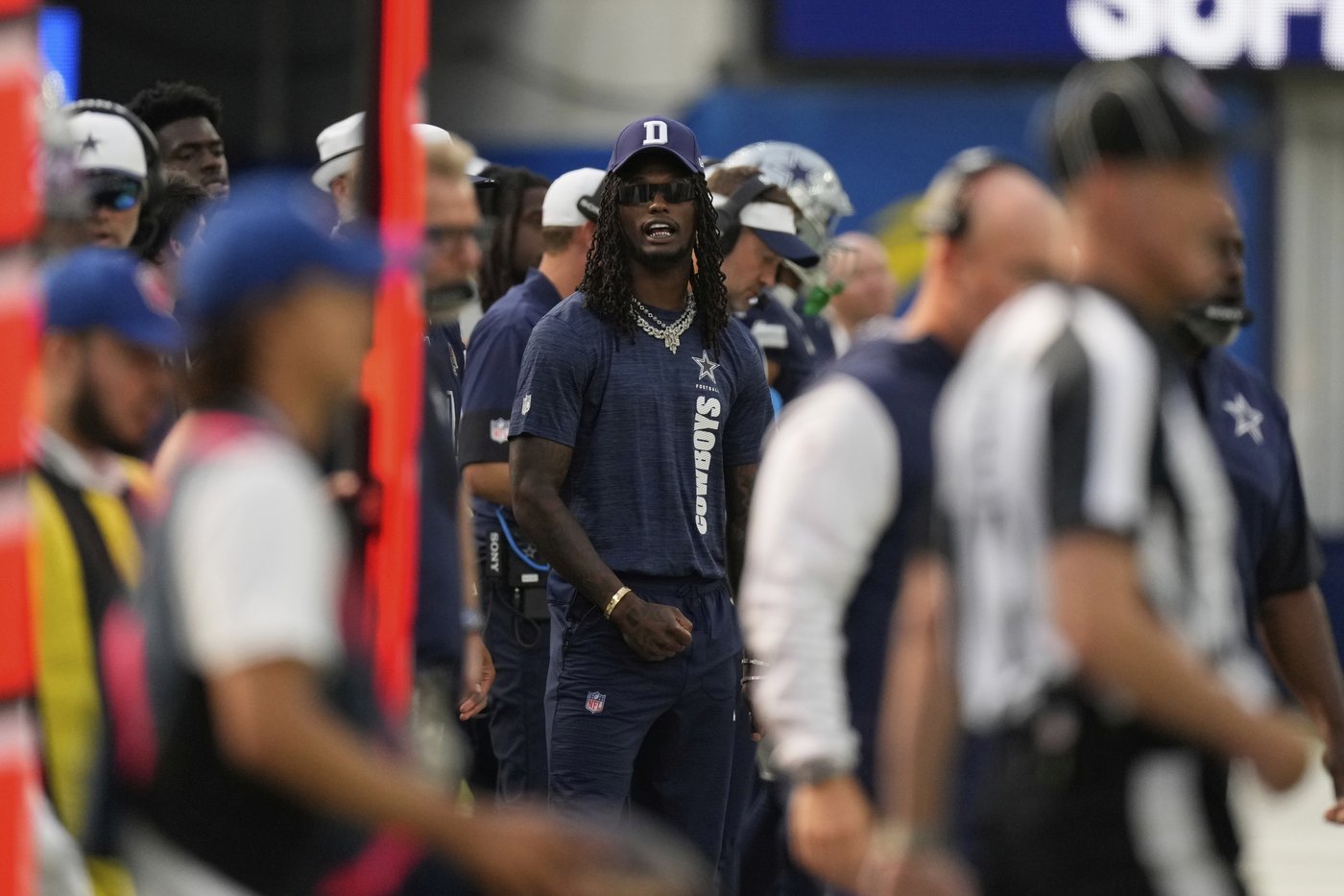 CeeDee Lamb takes big hit from sprinting official while WR is in street clothes on the sideline | iNFOnews.ca