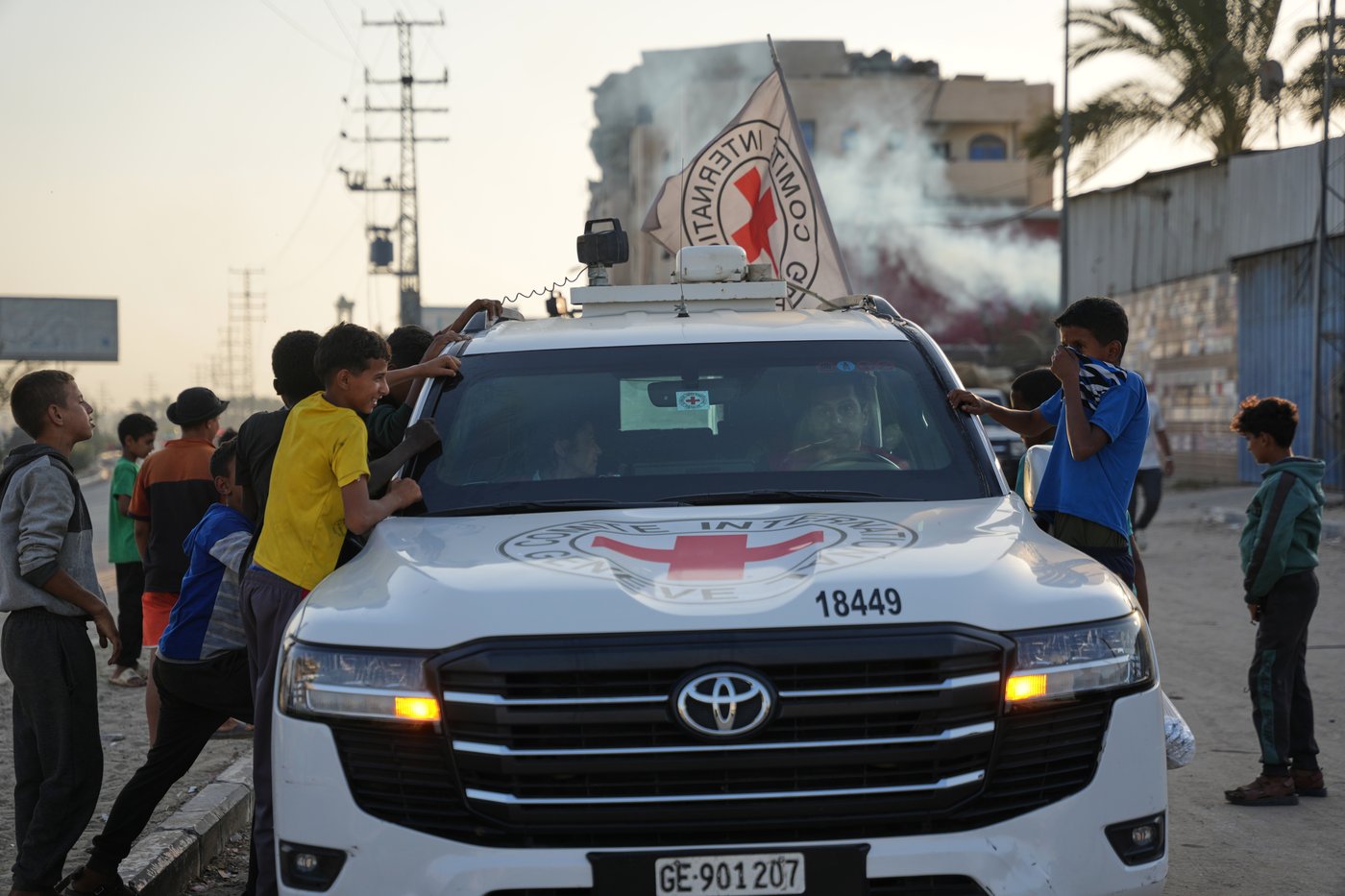 Palestinian militants hand over remains of two more hostages to Red Cross in Gaza | iNFOnews.ca Palestinian militants hand over remains of two more hostages to Red Cross in Gaza | iNFOnews.ca