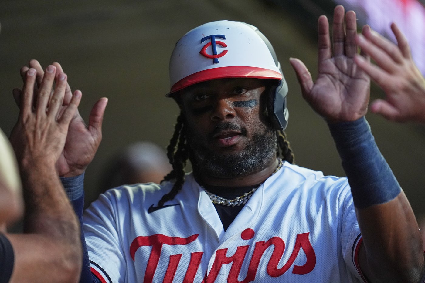 Josh Bell has early 2-run double and Twins bullpen makes lead hold up for 4-2 win over Braves | iNFOnews.ca