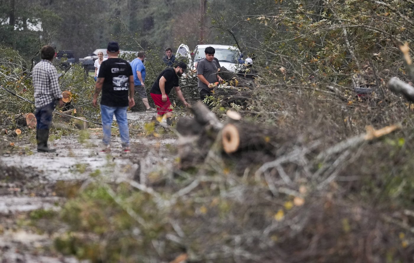 Southerners are cleaning up from tornadoes that swept the region | iNFOnews.ca Southerners are cleaning up from tornadoes that swept the region | iNFOnews.ca