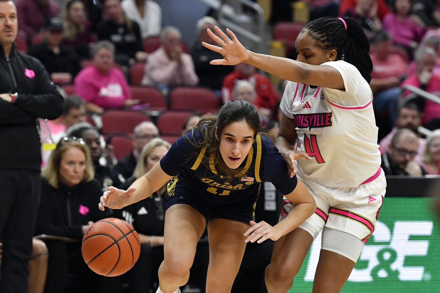 Hidalgo scores season-high 34 to help No. 3 Notre Dame beat Louisville 88-71 | iNFOnews.ca