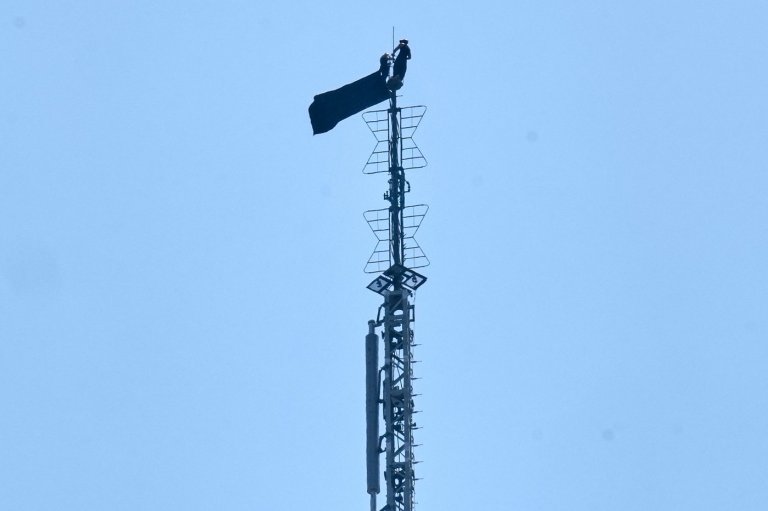 2 people hang banner about 'the power of love' on Empire State Building antenna | iNFOnews.ca