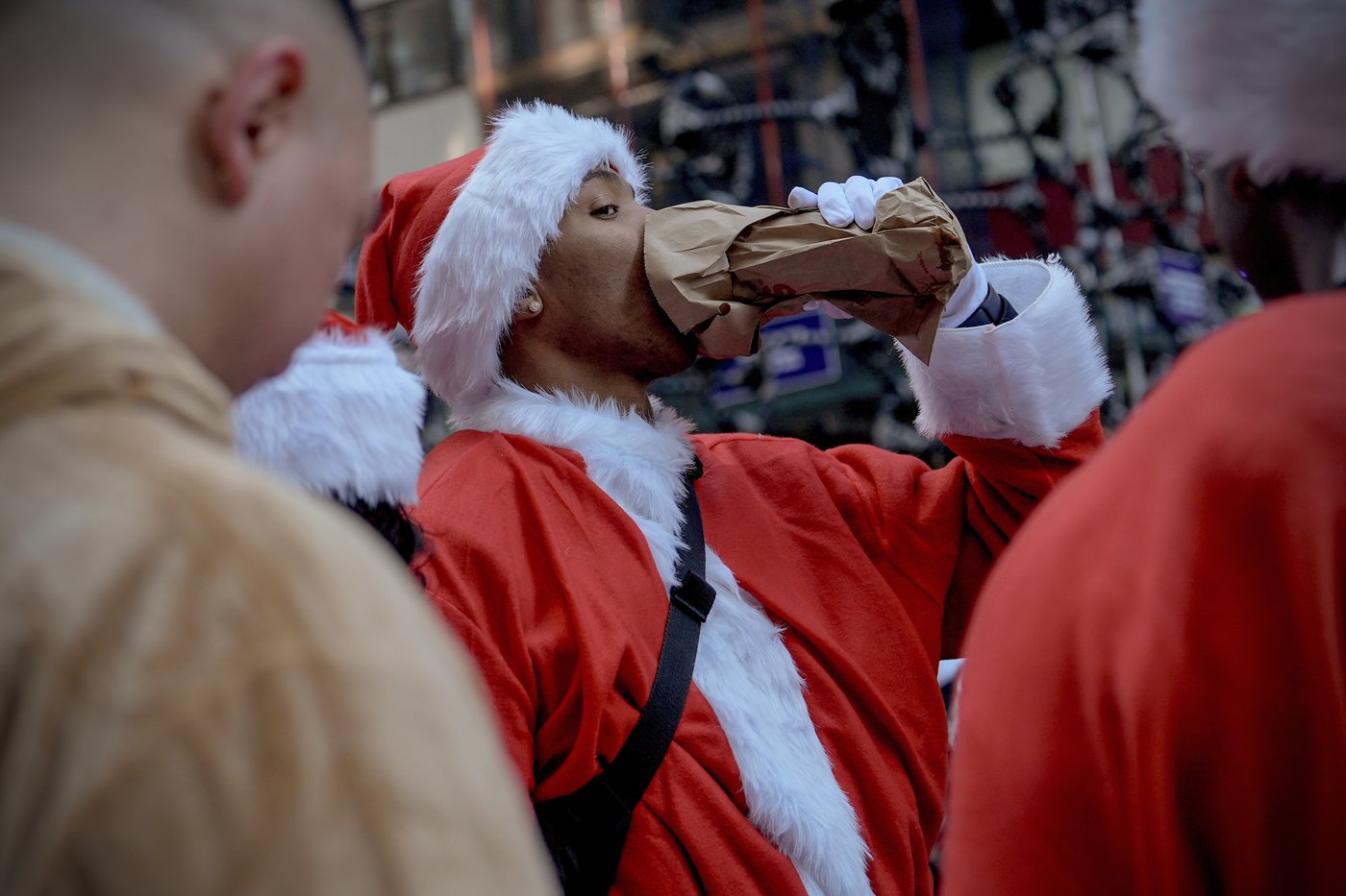 Thousands of Santas and a few Grinches hit the streets for annual SantaCon bar crawls | iNFOnews.ca