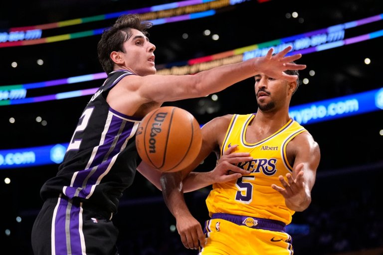 Kings center Maxime Raynaud taken off court in wheelchair after going down with right knee injury | iNFOnews.ca