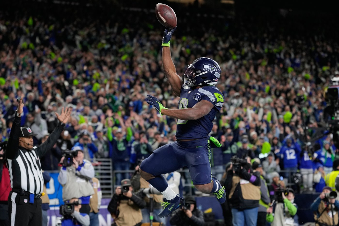 Kenneth Walker III will need to carry the load for the Seahawks with Zach Charbonnet out | iNFOnews.ca