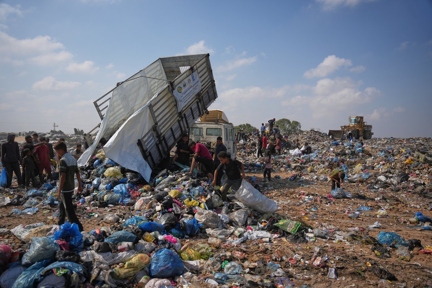 Palestinians in Gaza scavenge trash for things to burn to cook meals, in photos | iNFOnews.ca