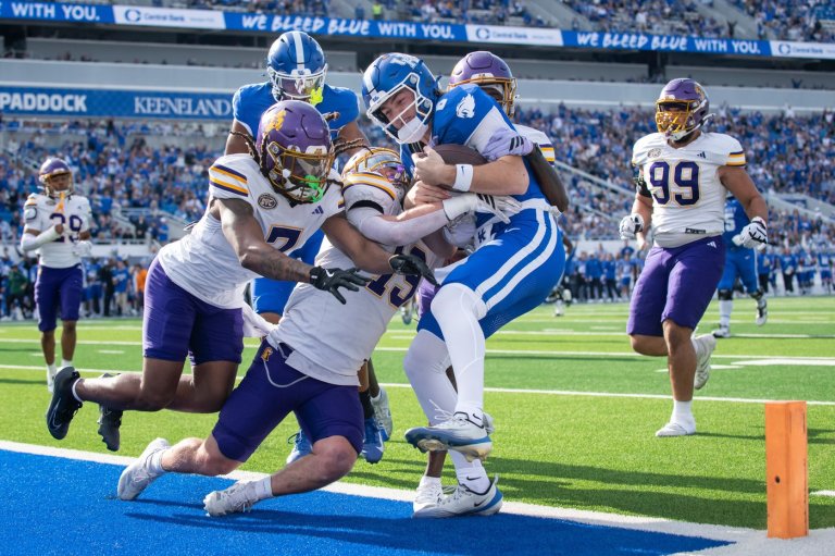 McGowan's three touchdowns power Kentucky to win | iNFOnews.ca