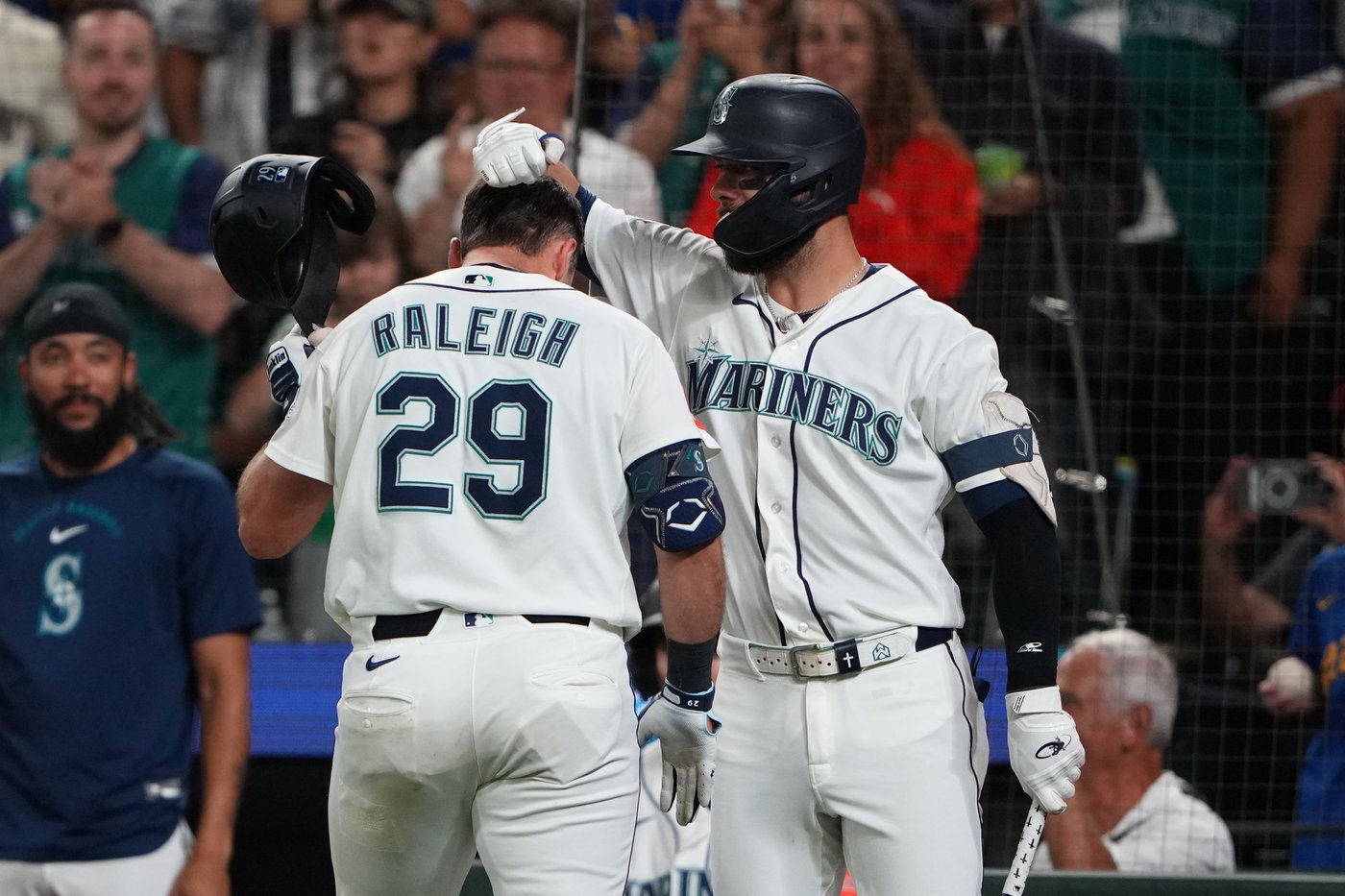 Cal Raleigh hits career-high 3 homers for the Mariners against the Phillies | iNFOnews.ca
