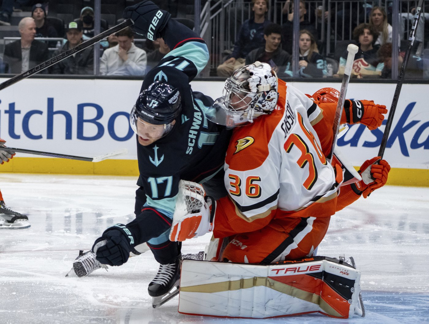 Gibson stops 42 shots as the Ducks beat the Kraken 5-2 | iNFOnews.ca