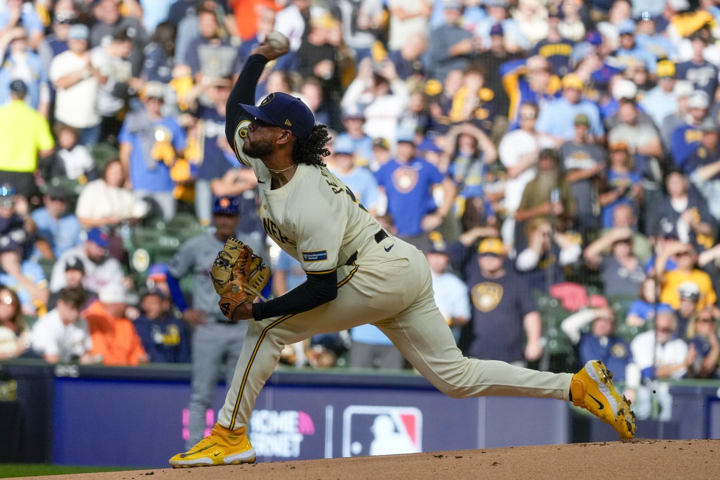 Brewers on the brink of another early playoff exit after their bullpen crumbles in 8-4 loss to Mets | iNFOnews.ca