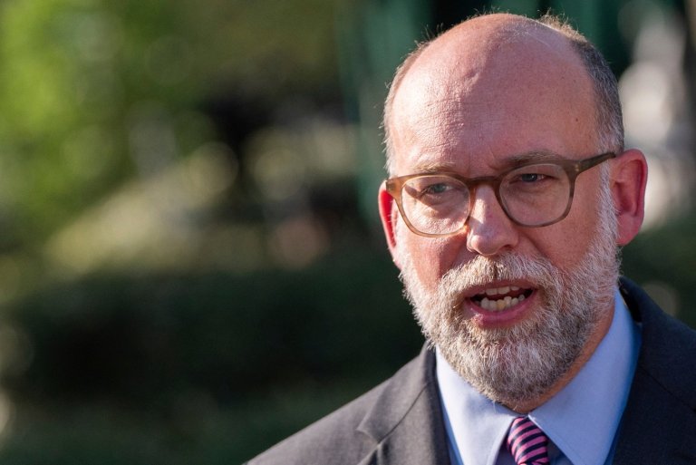 Federal employees file complaint against Trump administration's ban on gender-affirming care | iNFOnews.ca