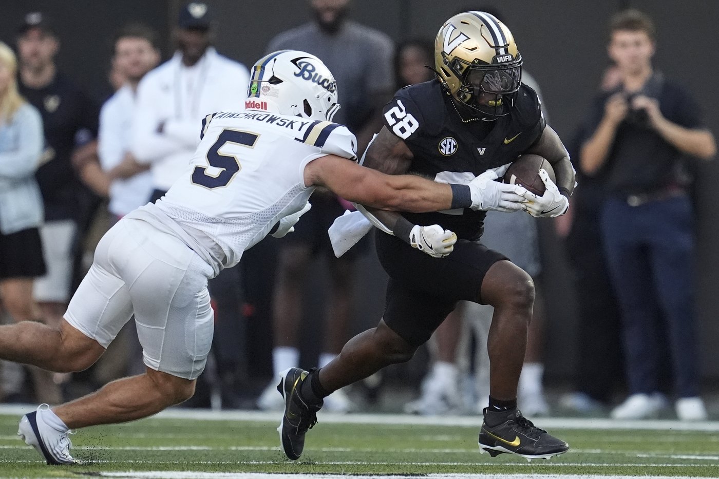 Pavia throws for 275 yards, 3 TDs as the Commodores roll past Charleston Southern 45-3 | iNFOnews.ca