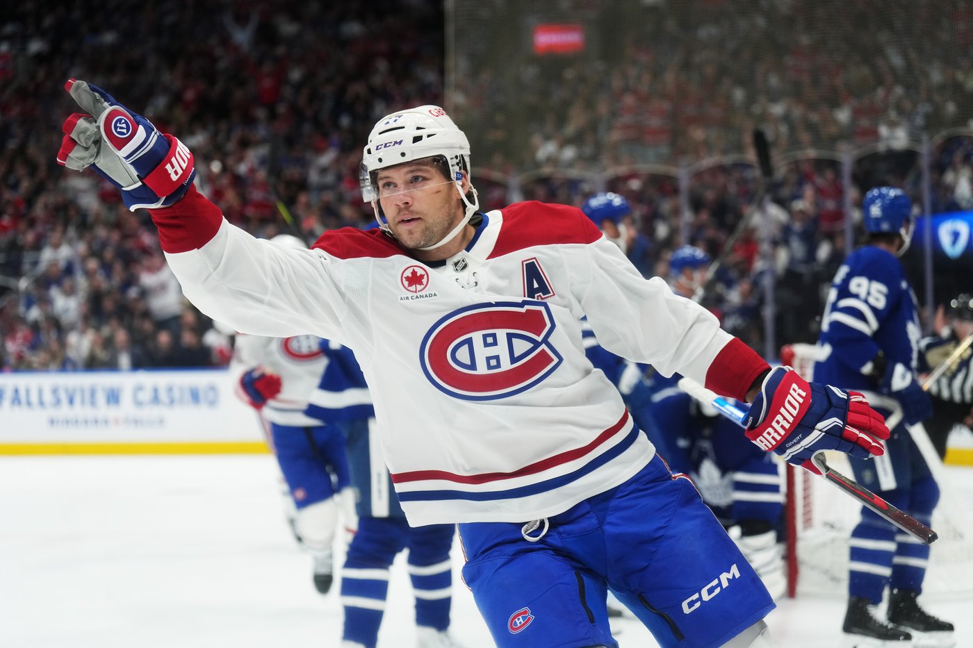 Montreal Canadiens down Toronto Maple Leafs 3-2 in Gavin McKenna's NHL debut | iNFOnews.ca