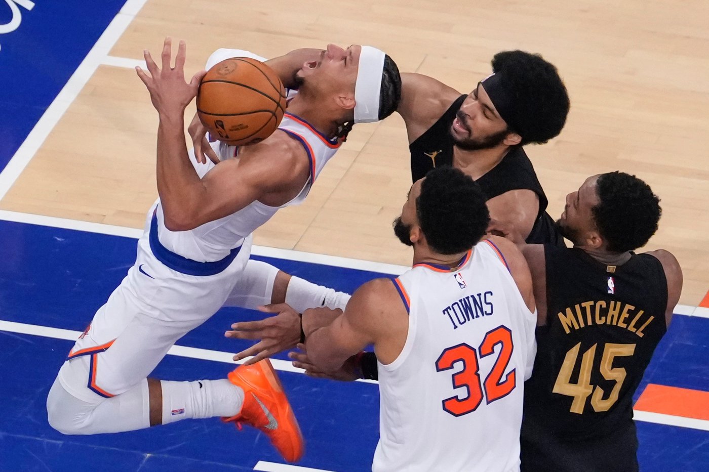 Jalen Brunson leads Knicks back from 22 down in the 4th for 115-104 win over Cavs in OT in Game 1 | iNFOnews.ca