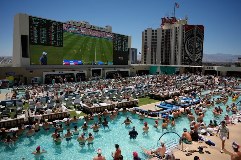 One Extraordinary Photo: Las Vegas pool watch party of the Australia-US match | iNFOnews.ca