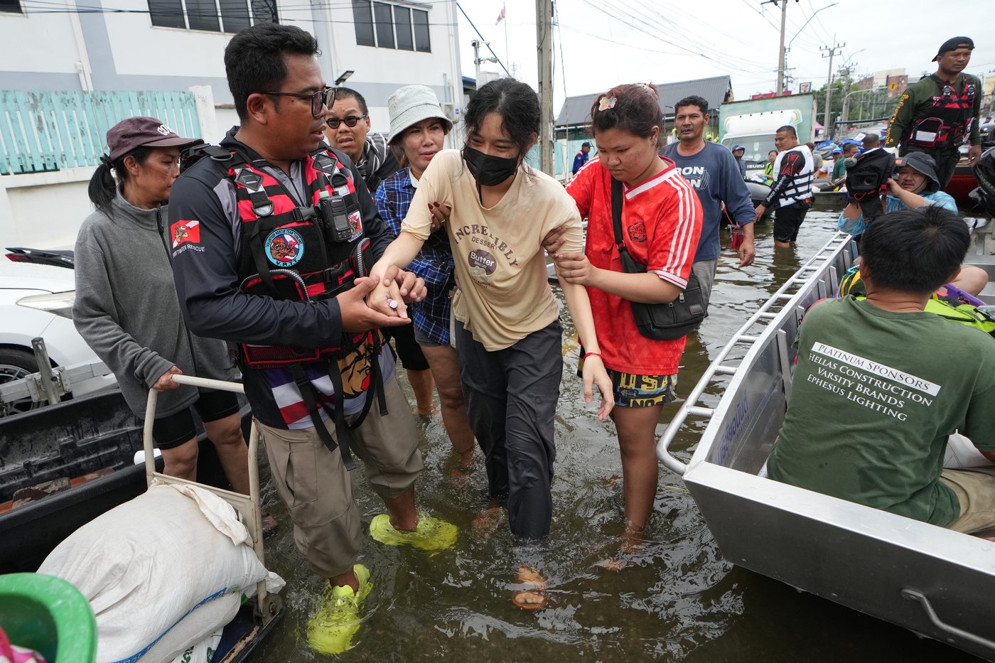 Bangkok floodwaters begin to ease after torrential rains affect 700,000 people | iNFOnews.ca
