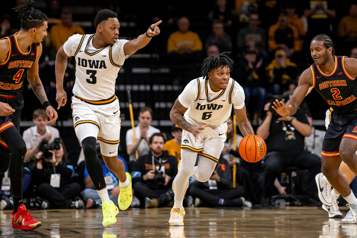 Bennett Stirtz scores 20 points, makes two clutch free throws as Iowa survives against USC, 73-72 | iNFOnews.ca