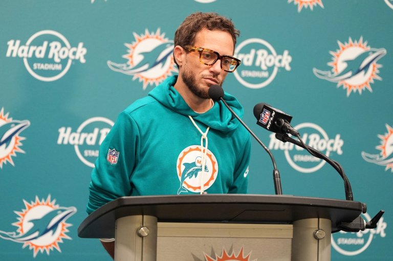 Dolphins' Mike McDaniel declines to discuss his future after another embarrassing loss | iNFOnews.ca