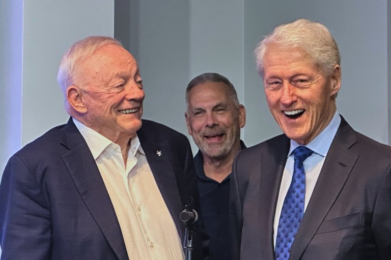 Jerry Jones shares a moment with old friend Bill Clinton as Cowboys prep for NFL draft | iNFOnews.ca