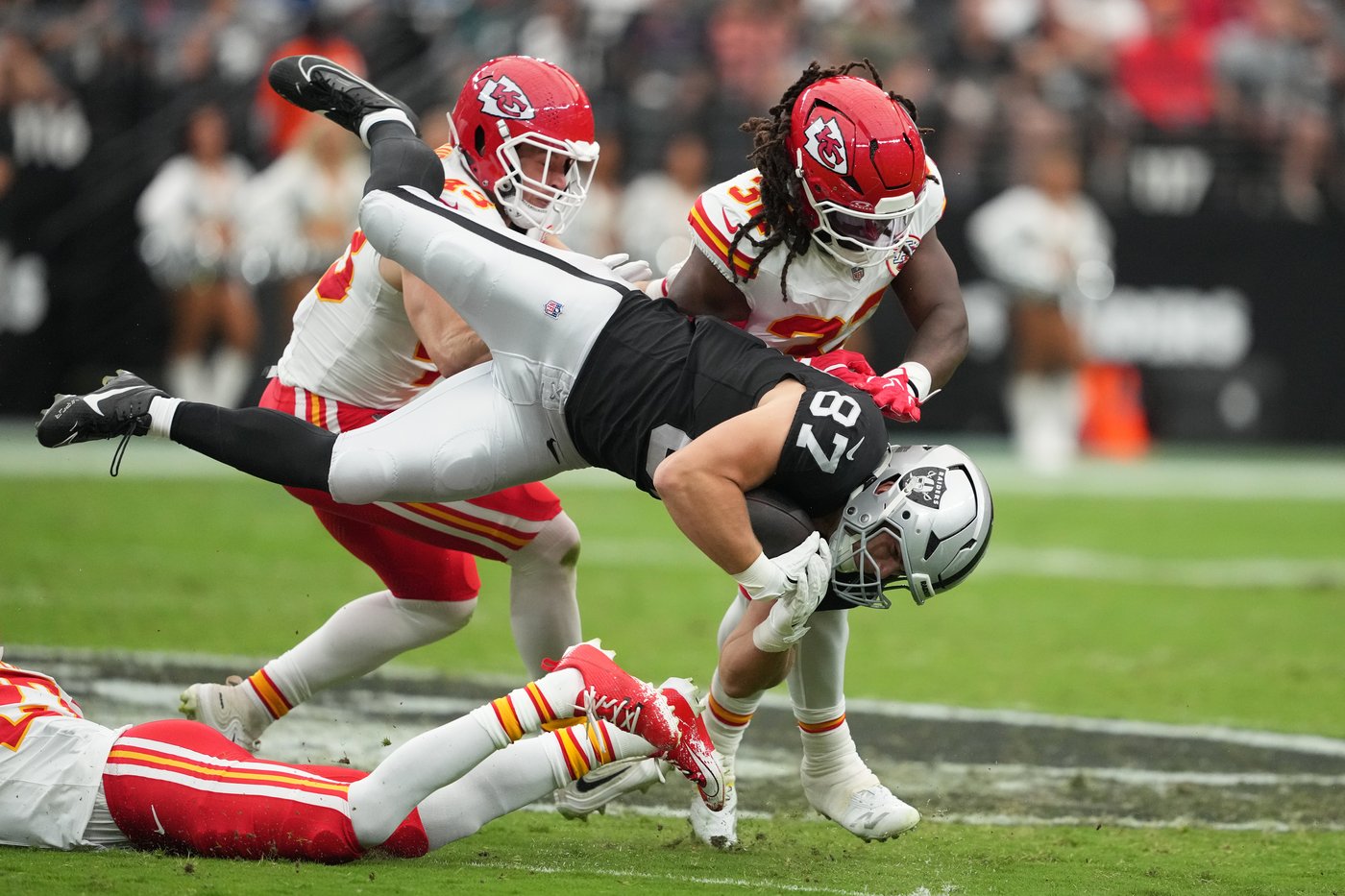 Chiefs beat the Raiders 30-27 to move to 4-0 behind Patrick Mahomes and Kenneth Walker III | iNFOnews.ca