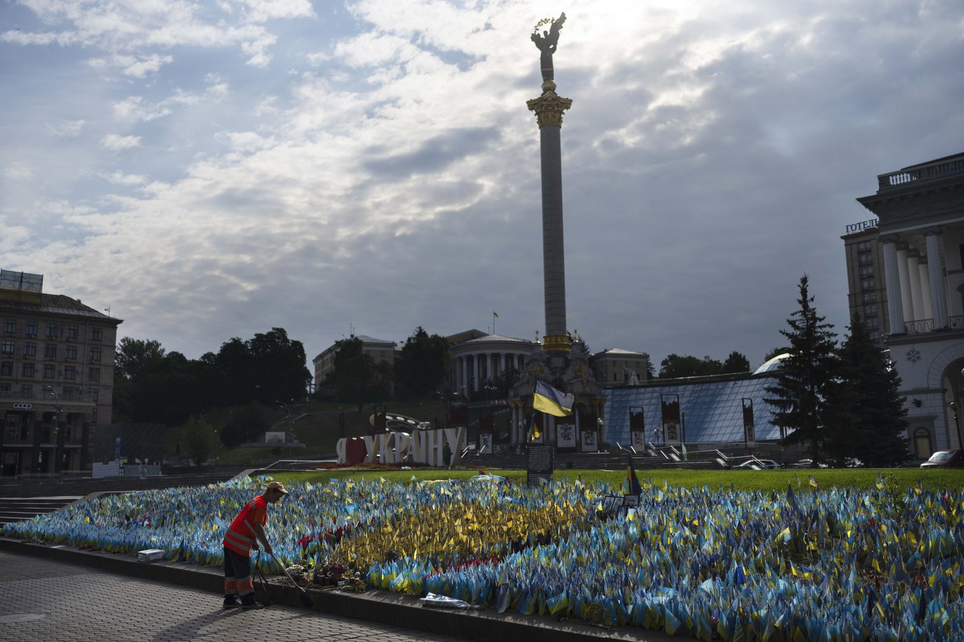 A makeshift memorial grows in Ukraine’s capital after 1,000 days of war | iNFOnews.ca A makeshift memorial grows in Ukraine’s capital after 1,000 days of war | iNFOnews.ca
