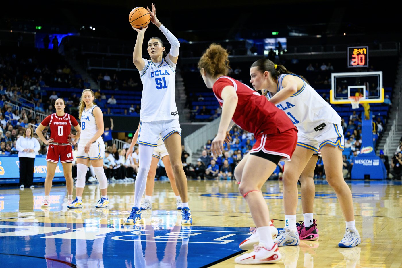 UCLA rolls past Wisconsin 80-60, celebrates first outright Big Ten title with 21st win in a row | iNFOnews.ca