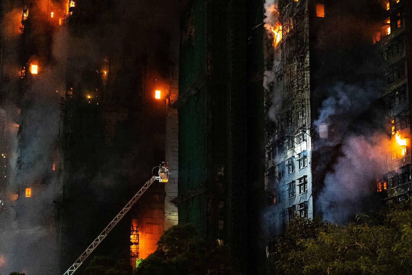 Hong Kong Canadians reeling after deadly highrise inferno | iNFOnews.ca