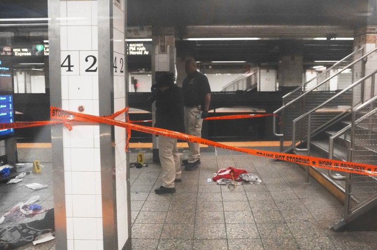 Stabbings on New York subway leaves 3 hurt as officers shoot knife-wielding man | iNFOnews.ca