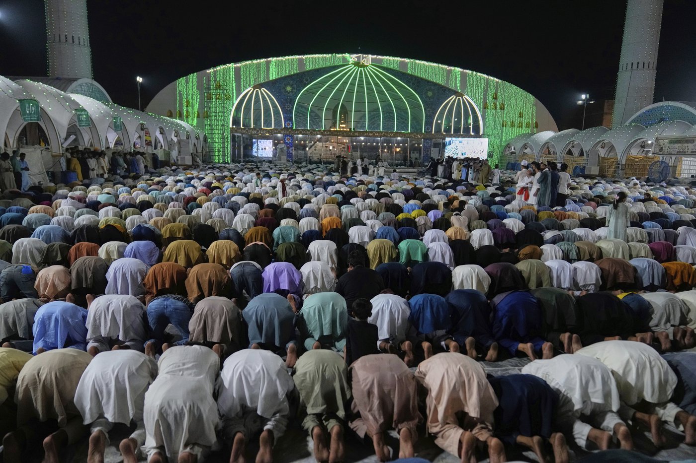 Photos of Pakistan honoring a Sufi saint with drumming, dancing, and bright lights | iNFOnews.ca