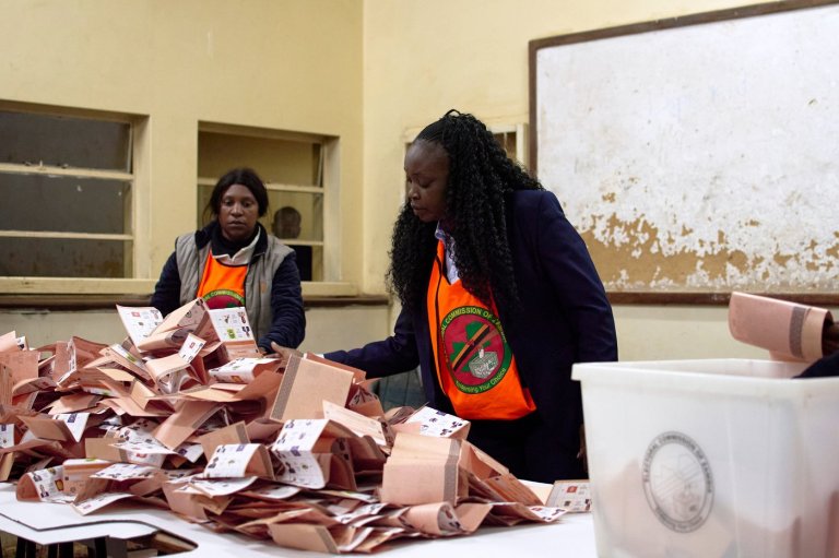 Zambia suspends vote counting in election over reports of violence and the theft of ballot papers | iNFOnews.ca