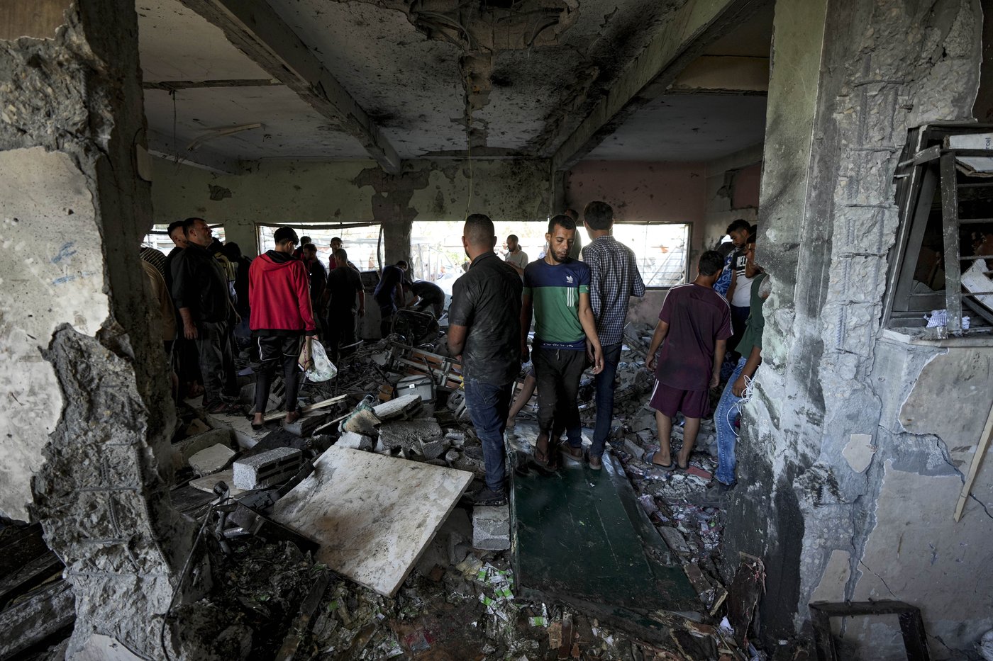 At least 22 killed in airstrikes in central Beirut, with Israel also firing on UN peacekeepers | iNFOnews.ca At least 22 killed in airstrikes in central Beirut, with Israel also firing on UN peacekeepers | iNFOnews.ca