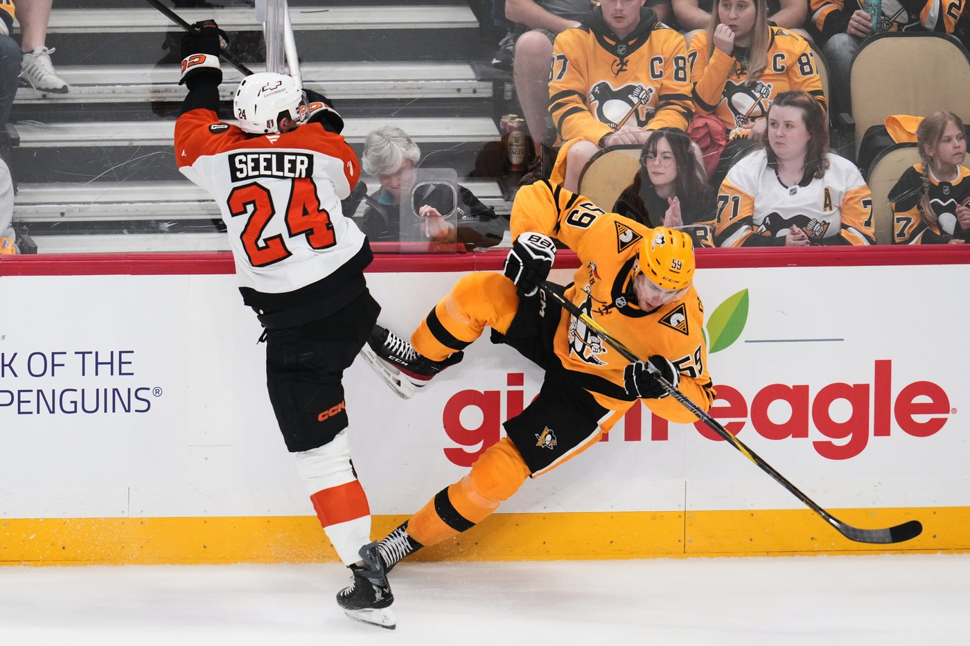 Flyers celebrate return to the playoffs with a 3-2 win over Penguins in Game 1 | iNFOnews.ca