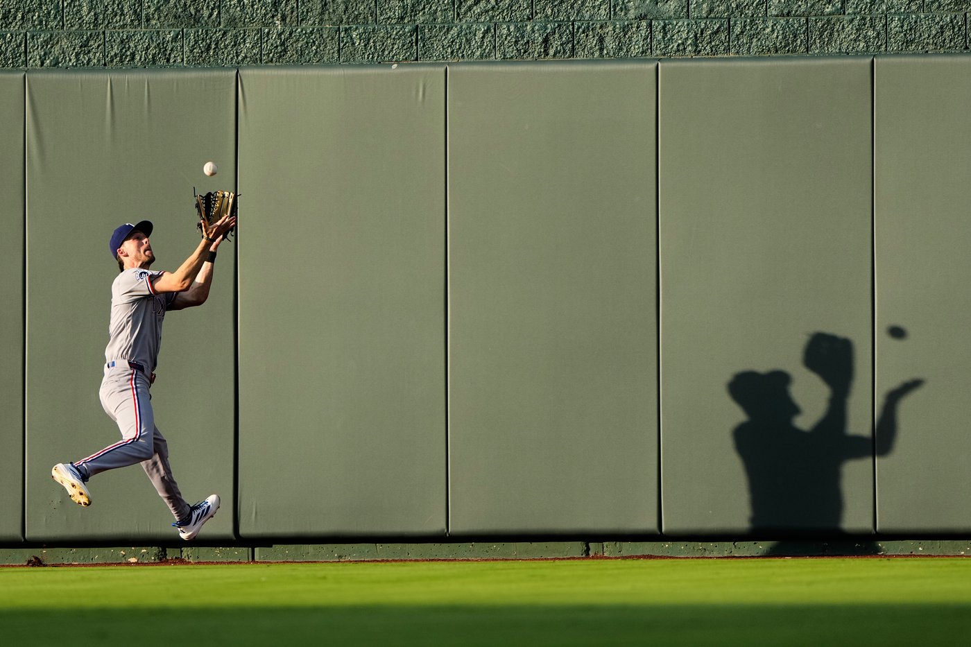 Rangers place Evan Carter on 10-day injured list with oblique strain | iNFOnews.ca