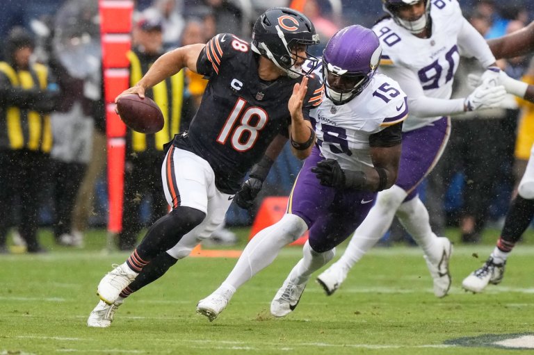 Bears quarterback Caleb Williams leaves with right leg injury | iNFOnews.ca