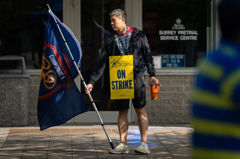 B.C. public service workers expand picket locations again in bid to restart talks | iNFOnews.ca