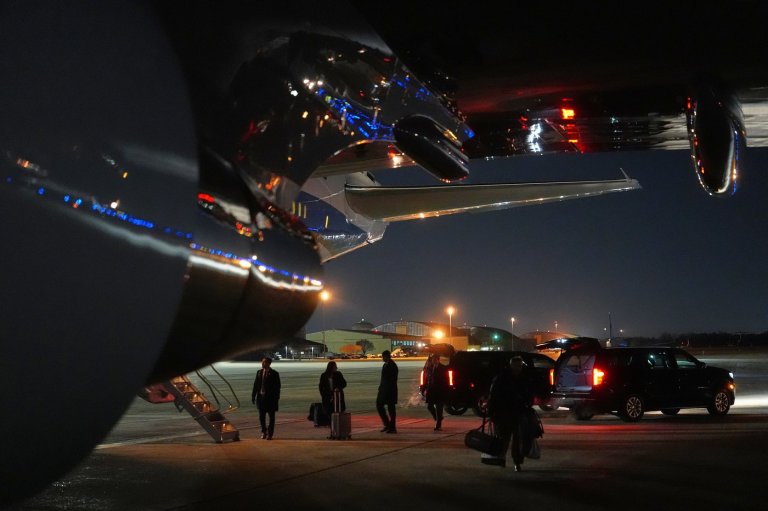 Air Force One returns to Washington area due to minor electrical issue, White House says | iNFOnews.ca