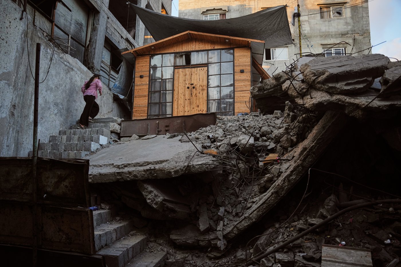 Photos show Palestinians using handmade mud bricks, wood and plastic to rebuild amid Gaza’s rubble | iNhome