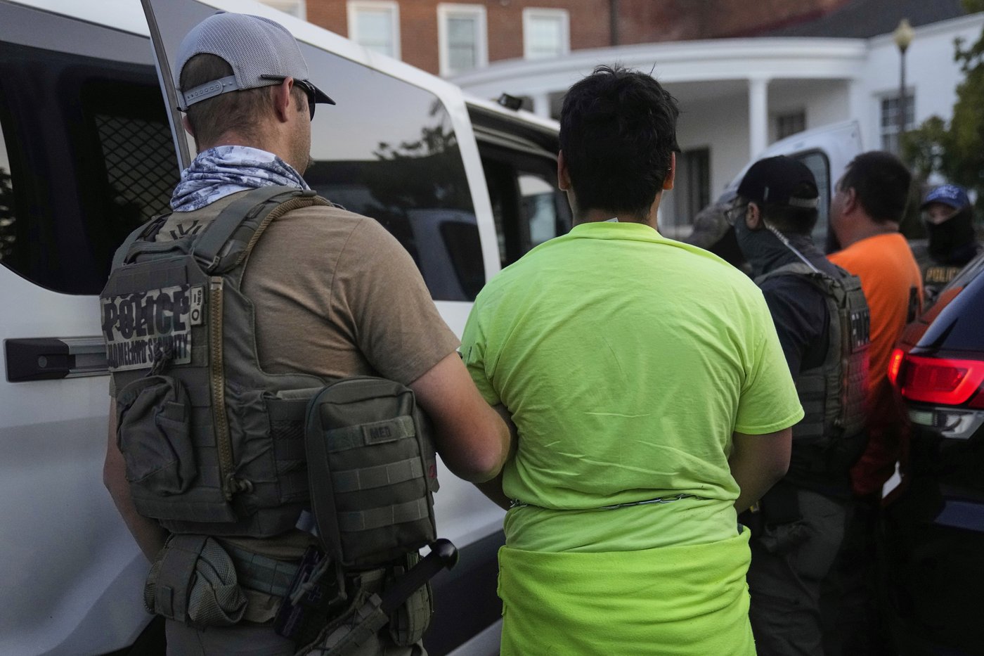 ICE arrests nearly 550 in Chicago area as part of 'Midway Blitz' | iNFOnews.ca ICE arrests nearly 550 in Chicago area as part of 'Midway Blitz' | iNFOnews.ca