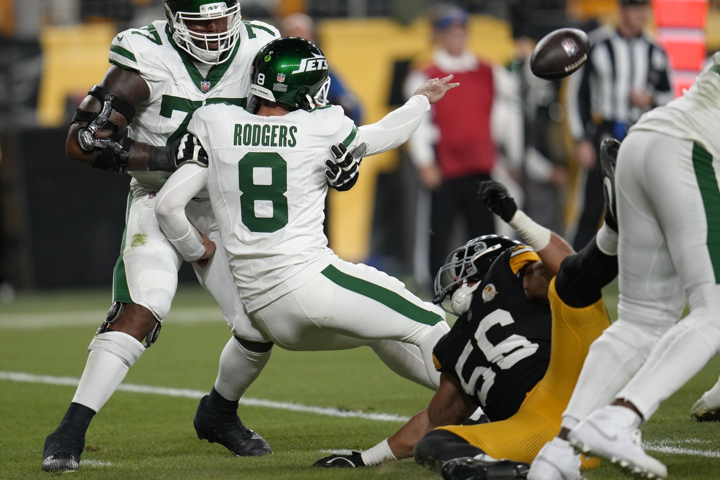 Jets' Rodgers dealing with ailing hamstring on top of knee issue but will play at Patriots | iNFOnews.ca