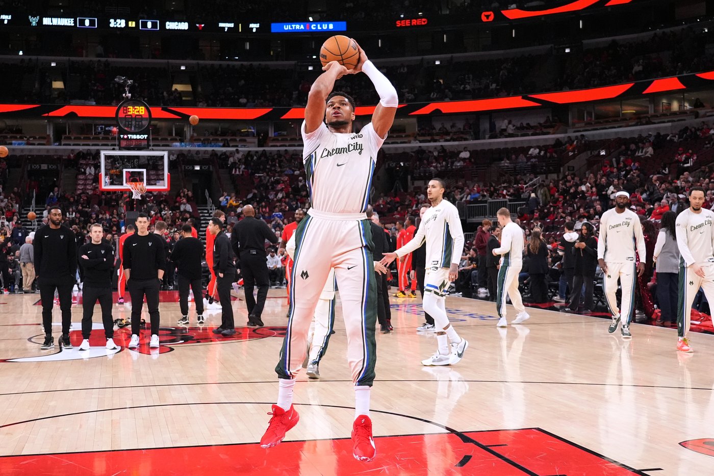 Antetokounmpo scores 29 for Bucks against Bulls after missing 8 games with calf strain | iNFOnews.ca Antetokounmpo scores 29 for Bucks against Bulls after missing 8 games with calf strain | iNFOnews.ca
