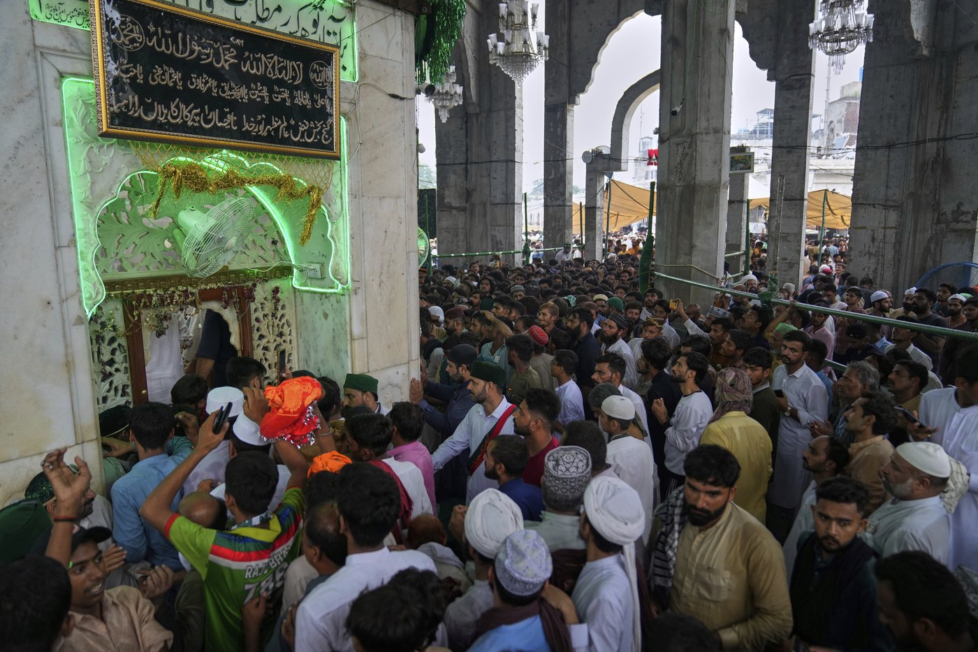 Photos of Pakistan honoring a Sufi saint with drumming, dancing, and bright lights | iNFOnews.ca
