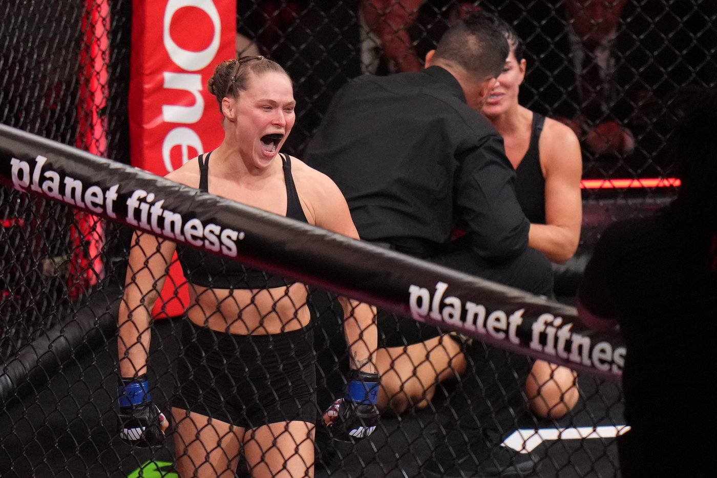 Ronda Rousey stops Gina Carano with an armbar 17 seconds into their double comeback bout | iNFOnews.ca Ronda Rousey stops Gina Carano with an armbar 17 seconds into their double comeback bout | iNFOnews.ca