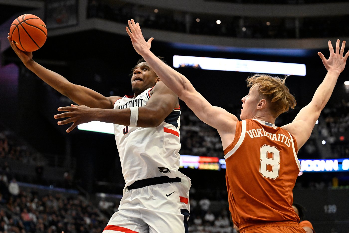 Karaban and Reed lift No. 5 UConn to 71-63 win over Texas in Huskies' final nonconference game | iNFOnews.ca