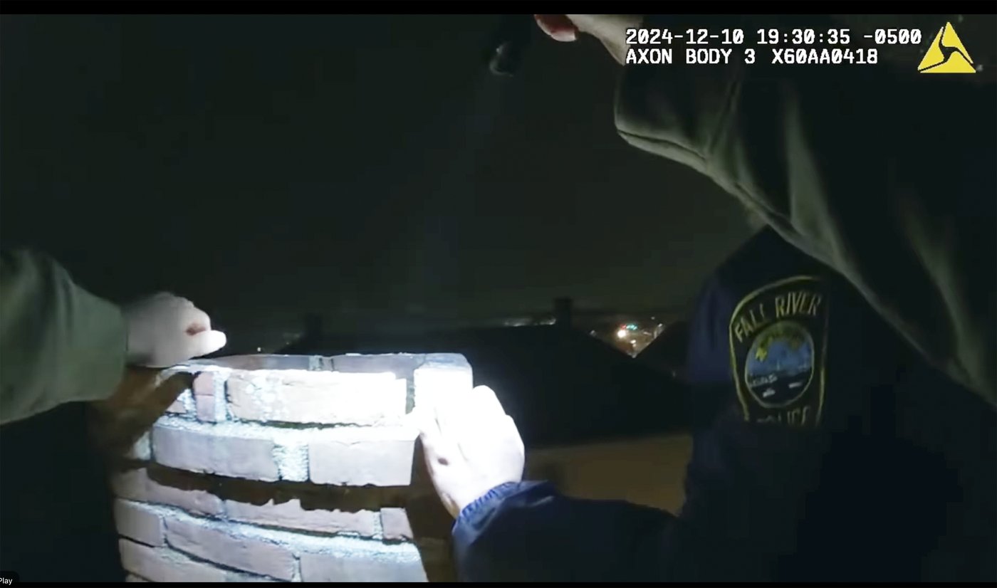 Ho ho, oh no: Man sought by police goes down chimney and gets stuck | iNFOnews.ca