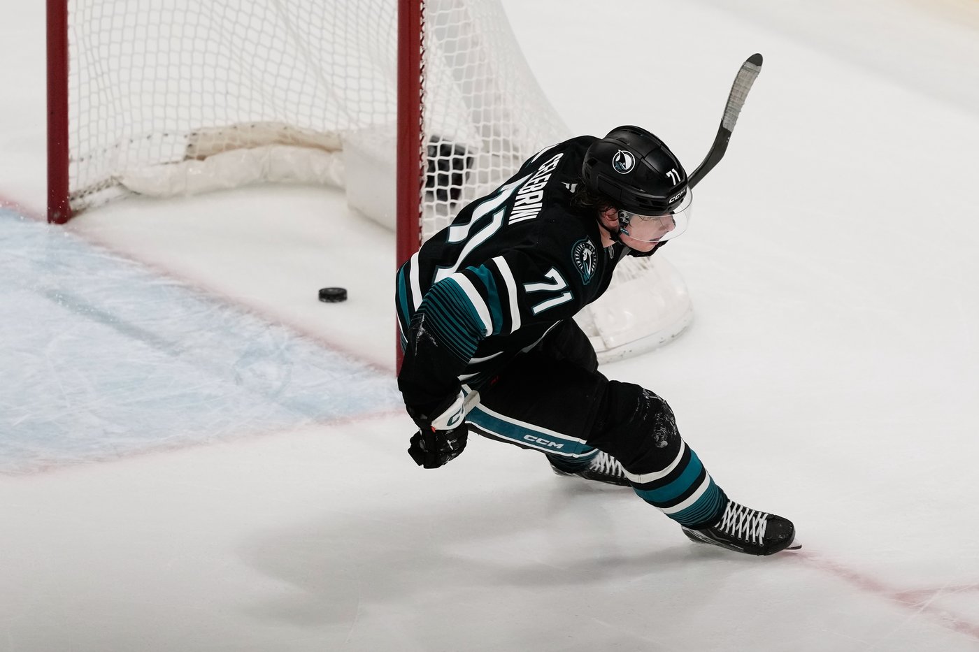 Celebrini's spin-o-rama goal helps him become fastest Sharks player to 50 points | iNFOnews.ca