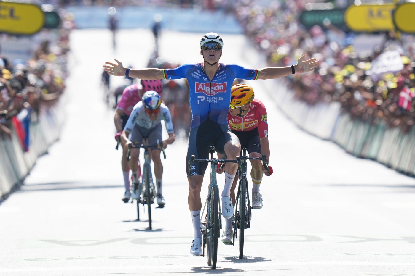 Van der Poel powers to victory on 9th stage of Tour de France and Pogacar keeps yellow jersey | iNFOnews.ca