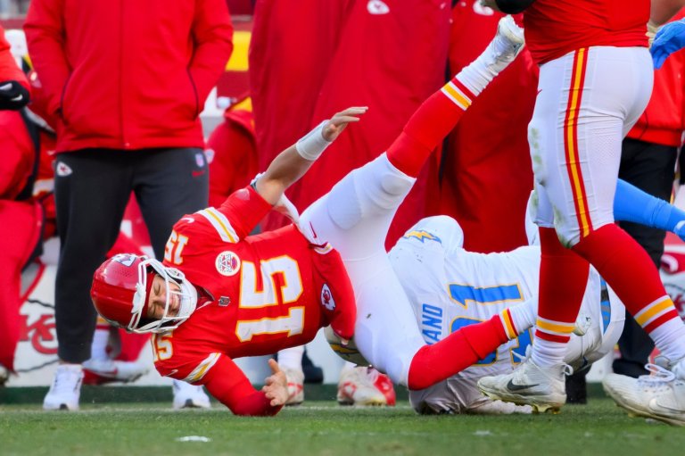 Injuries to Patrick Mahomes and Micah Parsons ruin NFL's Week 15 | iNFOnews.ca