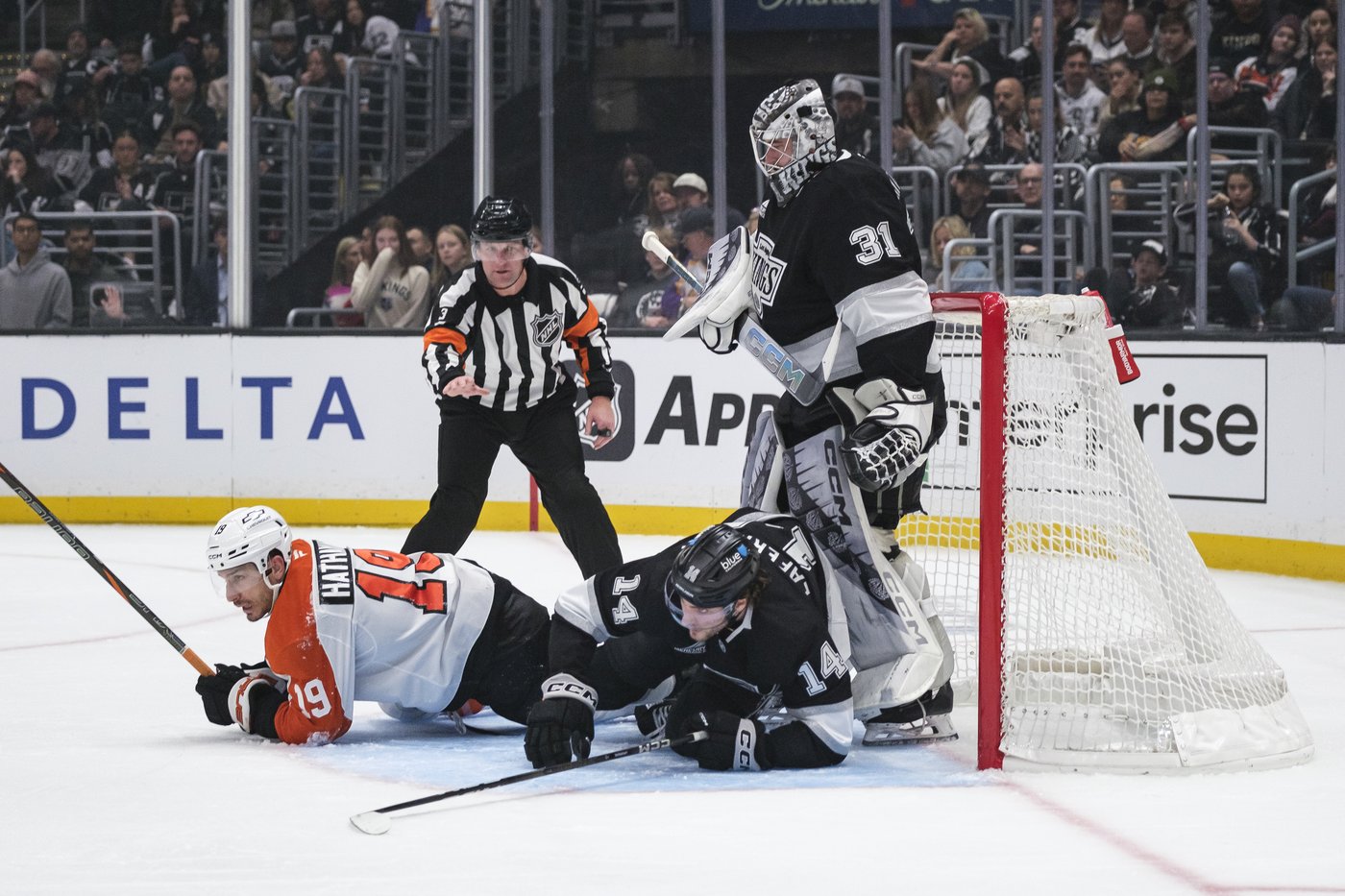 Kopitar scores twice in third, Kings fight back for 5-4 win over Flyers | iNFOnews.ca