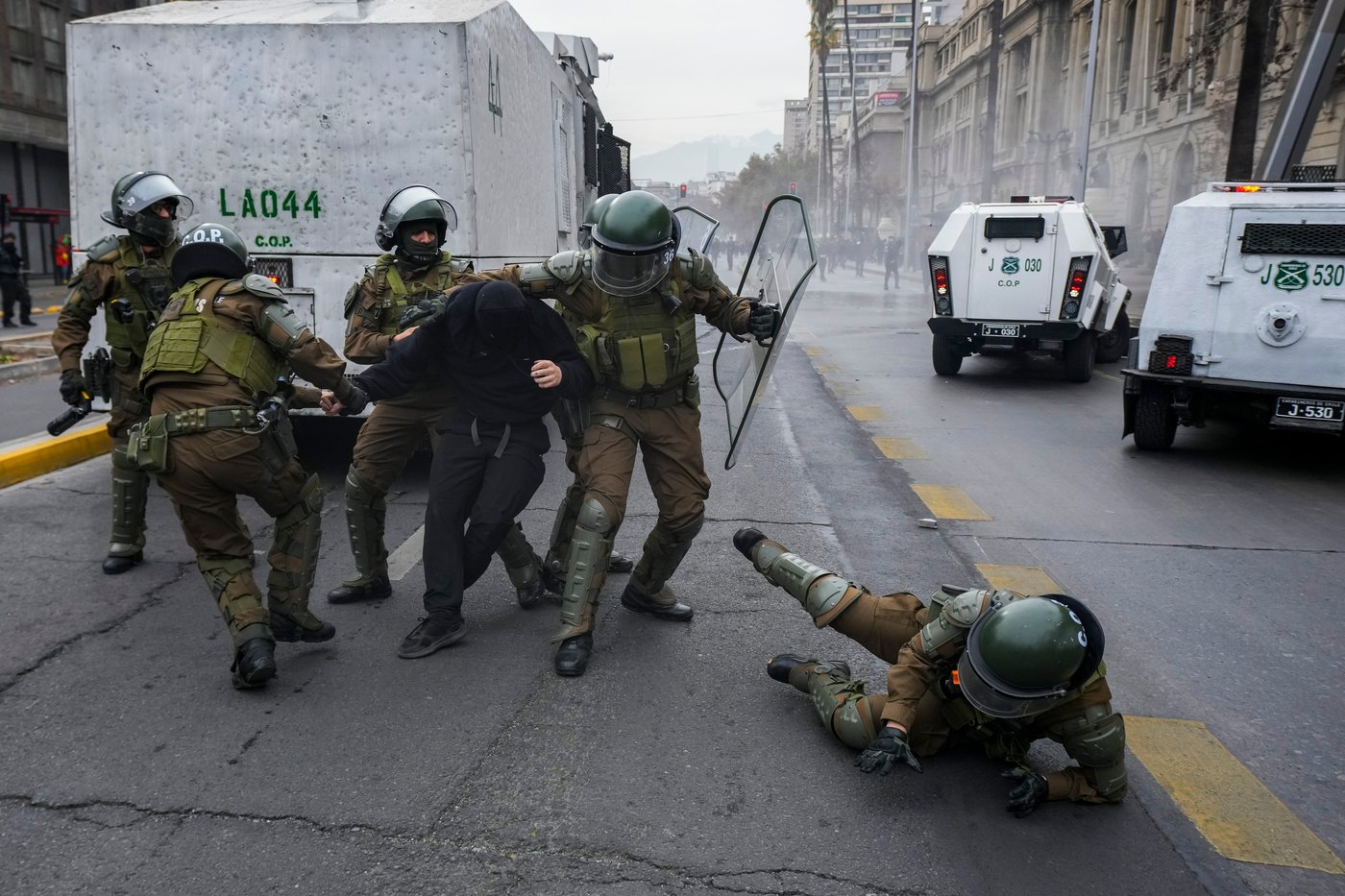 Protesters clash with police in Chile's capital over President Kast’s education cuts | iNFOnews.ca