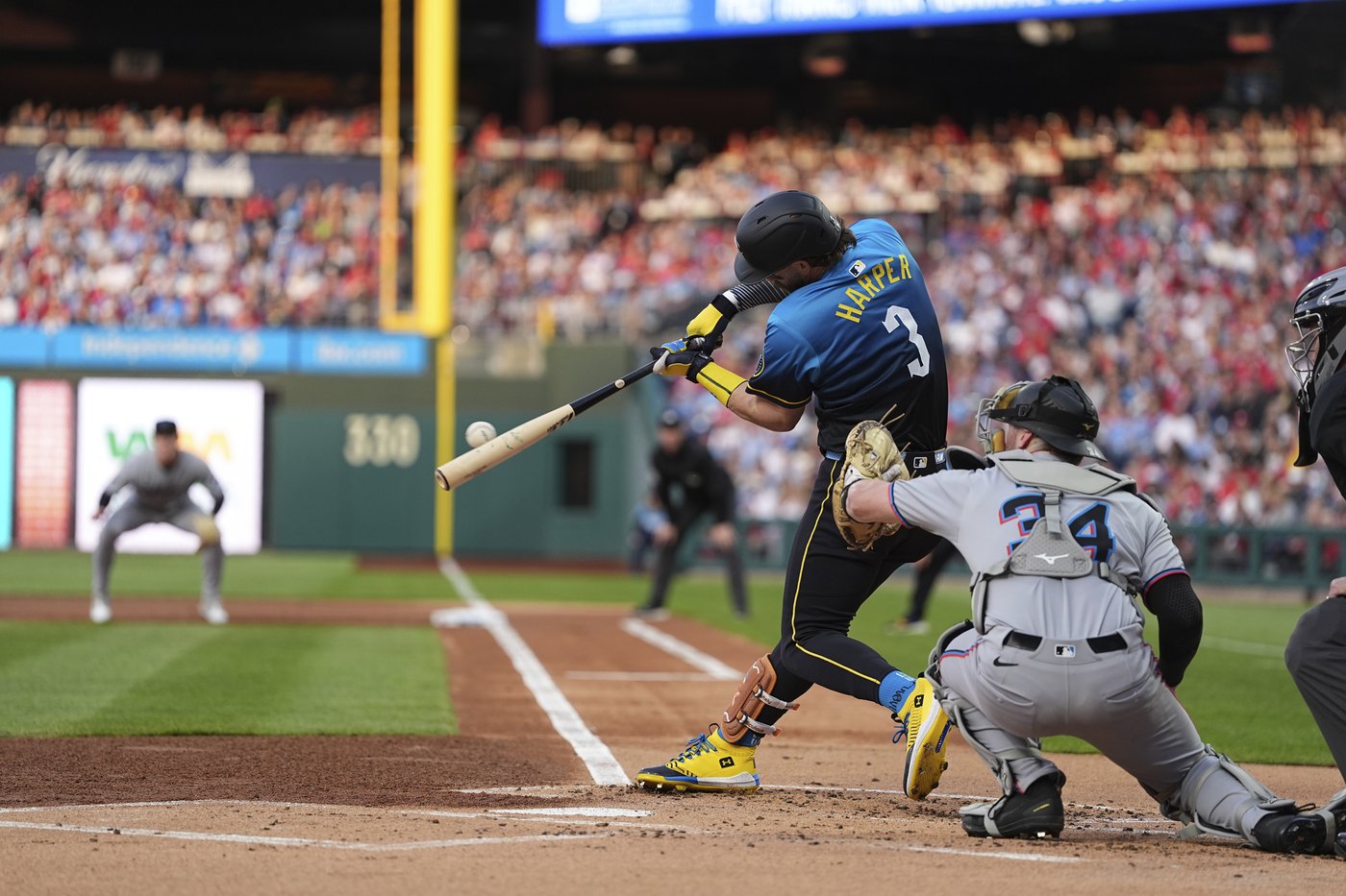 Harper and Schwarber hit home runs as Philadelphia beats Miami 7-2 | iNFOnews.ca